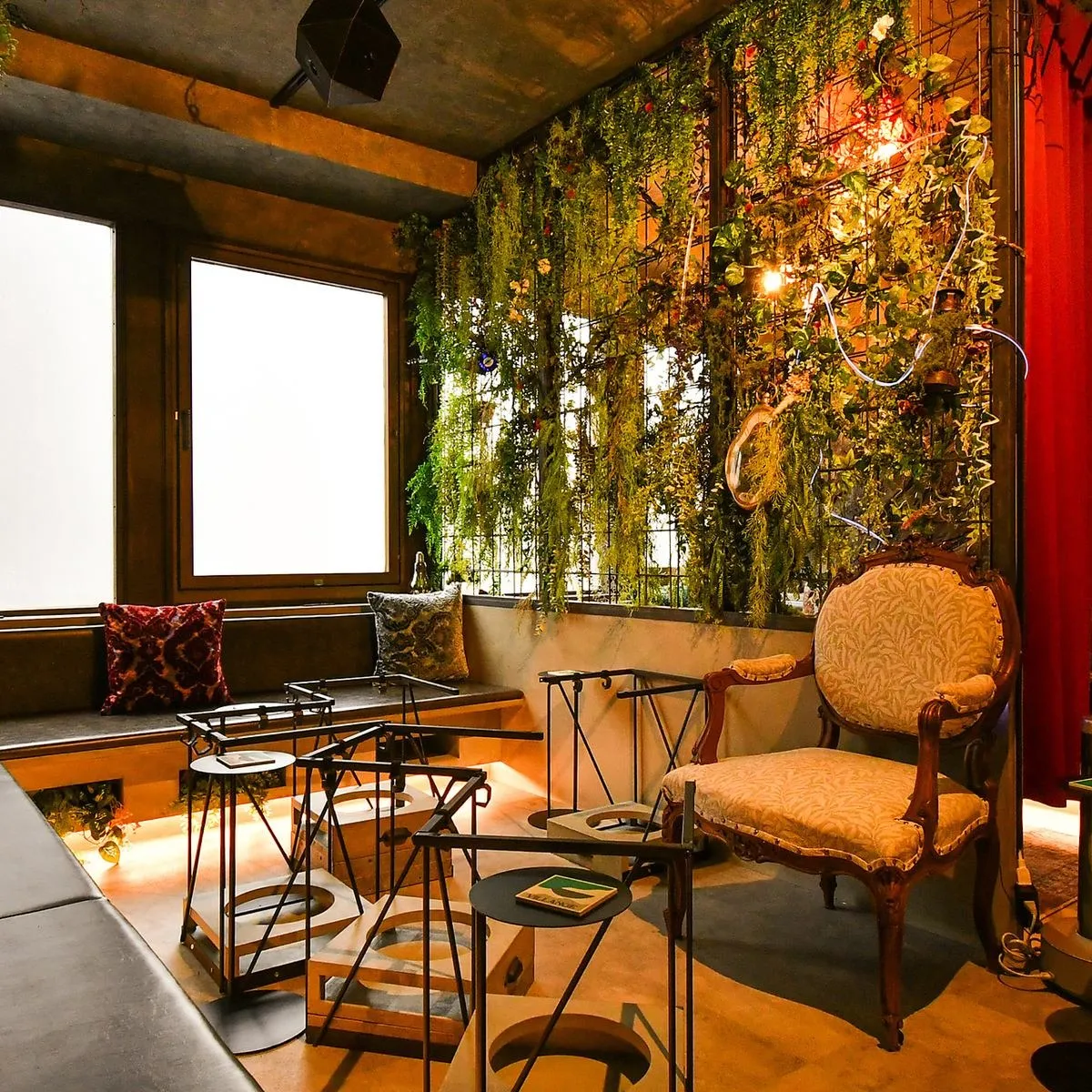 洞窟の中のような壁