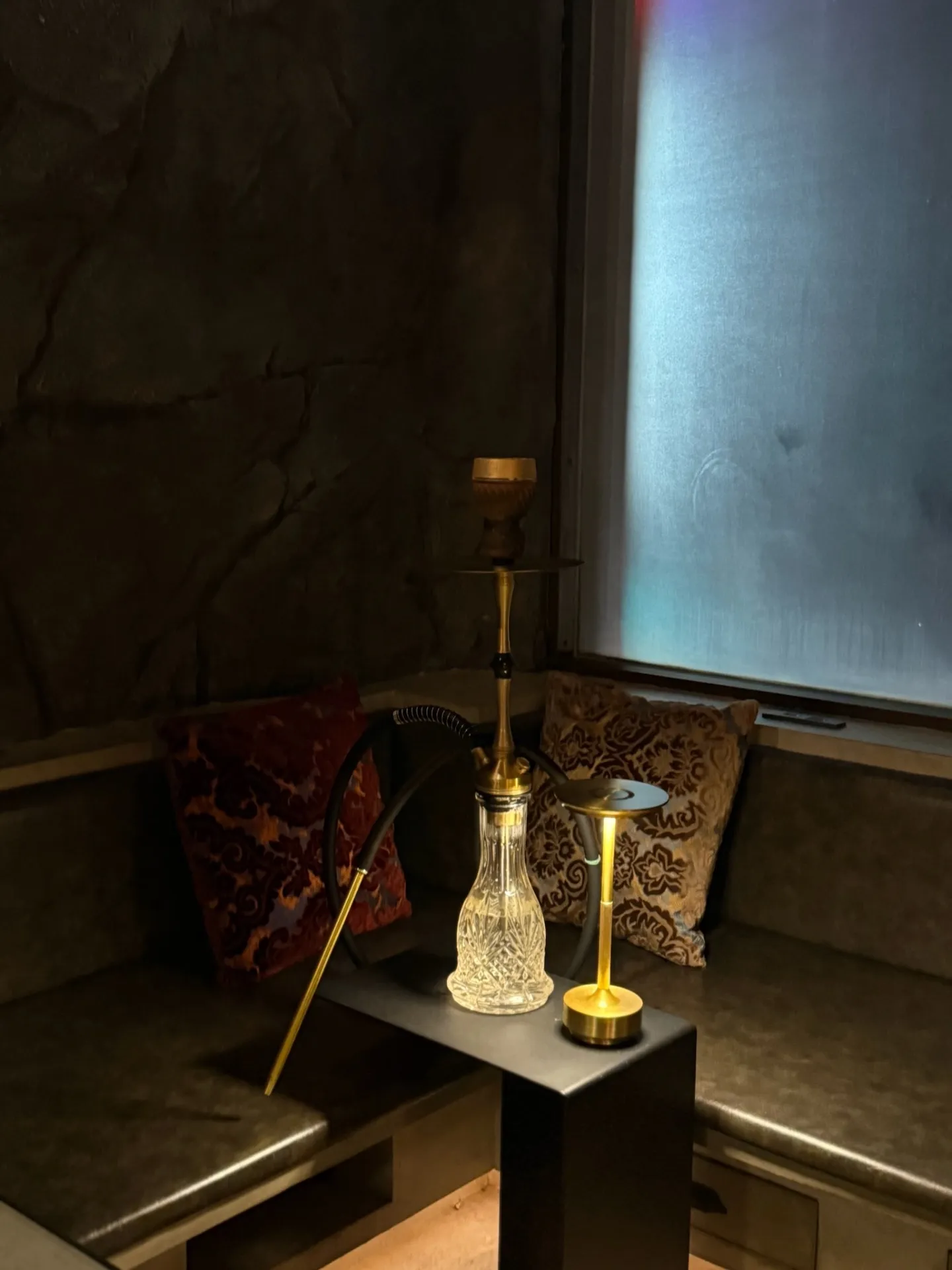 心斎橋シーシャカフェの高評価の内装!スタッフが研究を続けるダークリーフ